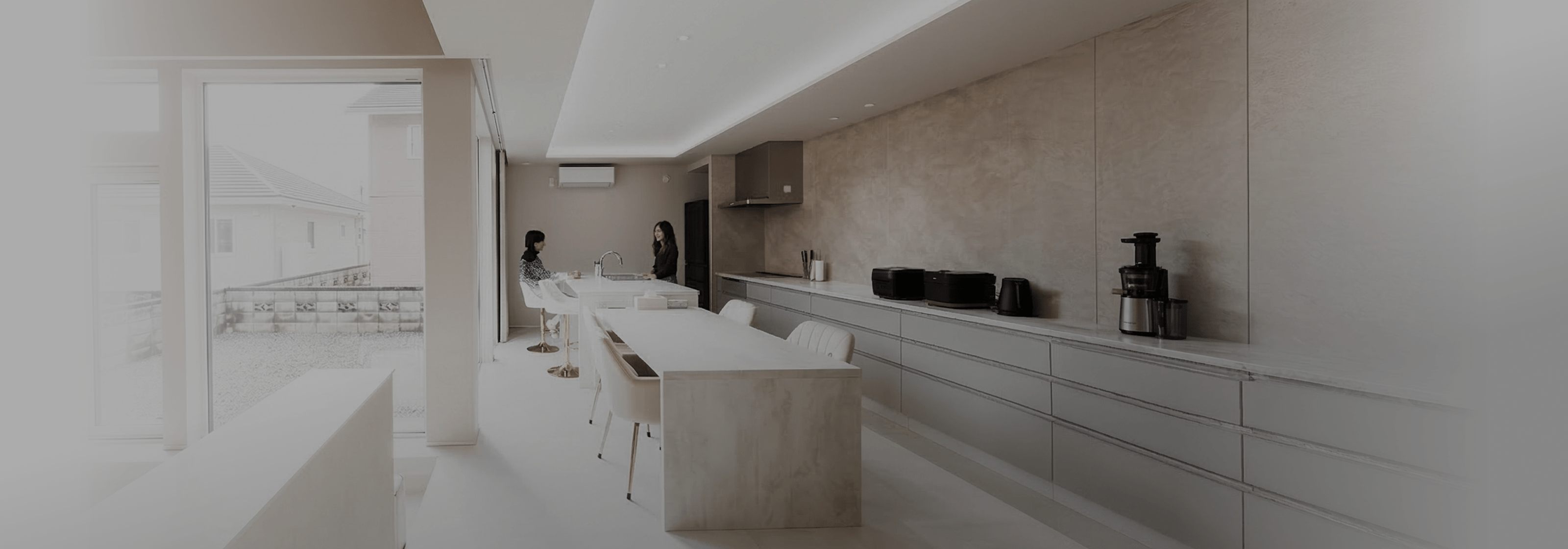 開放的なキッチンとリビングのある住宅内観