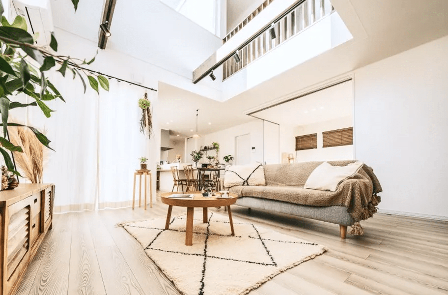 吹き抜けのある明るいリビングダイニングの施工事例