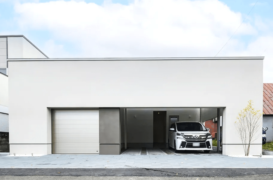 ビルトインガレージ付きのモダンな注文住宅外観の施工事例