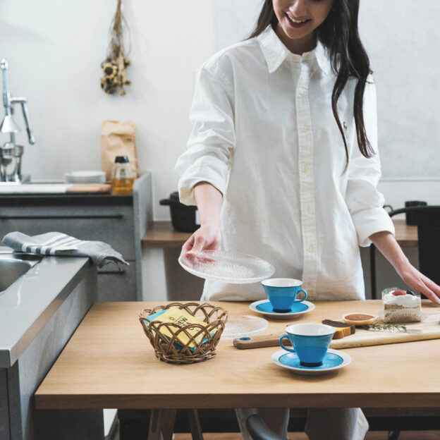 行きつ戻りつしながらも⁣着実に⁣⁣春、⁣そこまで来てますね。⁣⁣春って、ワクワクとソワソワが⁣同居してて。⁣⁣4月からの新生活への期待だったり⁣不安があったり⁣⁣衣替えや⁣⁣お部屋のインテリアも春らしく⁣チェンジしなきゃ！と忙しくもありますね。⁣⁣そんな時は美味しいお菓子で⁣癒されましょう。⁣⁣本格的な春が来る前に⁣先に自分を甘やかしておきましょう⁣⁣撮影用に用意したお菓子は⁣札幌の円山にある⁣アリサの北海道お菓子店 chat さんのもの。⁣⁣ワイワイ食べながら話したのは⁣このキッチンだったら何つくる〜？⁣という話題。⁣⁣「やっぱケーキかなぁ。チャレンジしたい！」⁣「パンとか自分で焼いてみたくない？」⁣「とりあえずアラビアの食器いっぱい飾りたい！」⁣などなど。妄想がとまりません。⁣⁣やっぱり、モデルハウスはいい。⁣ワクワクします。⁣何か始めたくてソワソワします。⁣⁣雪が少なくなって⁣道路事情も少し良くなってきましたね。⁣⁣そろそろモデルハウス巡り⁣しませんか？⁣⁣皆様のお越しをお待ちしております。⁣⁣#東雁来モデルハウス #arabiavintage #arabiaharlekin⁣⁣#豊栄建設 #もっとできるを住まいづくりへ #注文住宅 #ハウスメーカー #家づくり #自由設計 #マイホーム #マイホーム計画 #マイホーム計画中の人と繋がりたい #新築 #新築一戸建て #新築住宅 #新築マイホーム #新築注文住宅 #デザイン住宅 #北海道 #札幌 #札幌新築