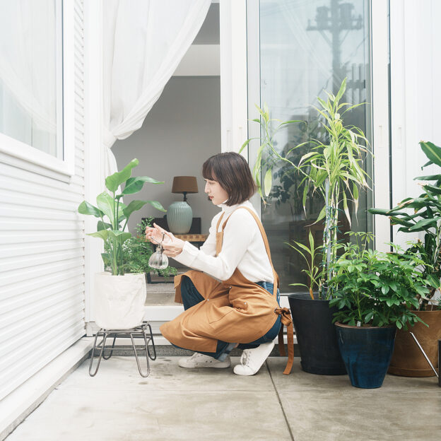 明るく、広い、テラス。⁣⁣南東むき⁣広さは約6帖のテラスでは⁣⁣子供とテラスランチ🥪したり！⁣友達を呼んで昼から焼肉したり！⁣⁣とにかく気分がいいぞ！って日は⁣昼シャン🍾だってOK⁣⁣ご近所からの目隠しになるルーバーには⁣物干し用の金物もあるので⁣洗濯物を干したり⁣⁣キャンプ道具のお手入れをするにも⁣十分な広さです。⁣⁣「冬の雪を考えるとテラスは要らない！」⁣という方がいれば⁣「短い夏をめいっぱい楽しみたいので⁣テラスが欲しい！」という方もいるし⁣⁣💭どっちかな〜⁣💭欲しいような…要らないような…⁣という方も。⁣⁣でしたら一度⁣見学に来てみませんか？⁣⁣雪が積もってからも⁣おすすめですよw⁣⁣あなたのお越しをお待ちしております。⁣⁣#白石本通モデルハウス⁣#テラス #モルタル #モルタルテラス⁣⁣#豊栄建設 #もっとできるを住まいづくりへ #注文住宅 #ハウスメーカー #家づくり #自由設計 #マイホーム #マイホーム計画 #マイホーム計画中の人と繋がりたい #新築 #新築一戸建て #新築住宅 #新築マイホーム #新築注文住宅 #デザイン住宅 #北海道 #札幌 #札幌新築 #モデルハウス