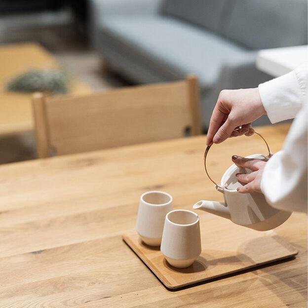 ひとめぼれ⁣⁣ご飯を食べに寄ったお店で見た⁣アンティークな照明に⁣来週打ち合わせをする⁣お客様の顔が浮かんだり⁣⁣海外のテレビドラマに出てきた⁣キッチンタイルがあまりに美しいので⁣一時停止して写真を撮ったり⁣⁣目にしたもののいくつかが、ふいに⁣いま担当しているお客様への提案に⁣つながることがあります。⁣⁣インテリアだけではありません。⁣この美しい土瓶も。⁣⁣オンラインストアで見つけた時、⁣ひとめで！⁣⁣これは“紡ぎあう家”と名付けられた⁣新発寒のモデルハウスにピッタリだ！⁣と思い、取り寄せました。⁣⁣ただいま〜！って帰ってきた家族と⁣カフェイン控えめのお茶をのみながら⁣⁣「今日はどうだった？」⁣なんて話をしている⁣家族をイメージしてパチリ⁣⁣#新発寒モデルハウス_紡ぎあう家 #丁寧な暮らし⁣⁣#豊栄建設 #もっとできるを住まいづくりへ #注文住宅 #ハウスメーカー #家づくり #自由設計 #マイホーム #マイホーム計画 #マイホーム計画中の人と繋がりたい #新築 #新築一戸建て #新築住宅 #新築マイホーム #新築注文住宅 #デザイン住宅 #インテリア #北海道 #札幌 #札幌新築 #モデルハウス