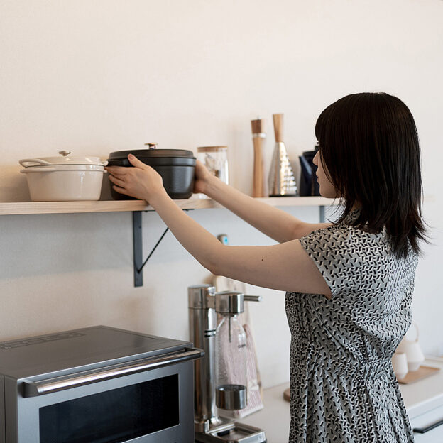 オープンシェルフ⁣⁣個人的には⁣“センス問われそうで苦手”⁣です⁣⁣食器棚には扉が欲しー派⁣⁣ところで⁣⁣コーディネーターに聞くと⁣ちょっとしたコツがあるんだそう。⁣⁣それは⁣⁣オープンシェルフに置く⁣食器や家電の色を⁣最大でも2色くらいにする⁣⁣それだけ？😮⁣⁣それだけで⁣かなりオシャレに見えるんですって。⁣⁣2枚目のように⁣◯●◯●と交互に置くのも⁣良いそう。⁣⁣3枚目は、普段のディスプレイ。⁣白とナチュラルカラーを交互に⁣MIXしています。⁣⁣…なんだか私にもできるような⁣気がしてきました⁣⁣#新発寒モデルハウス_紡ぎあう家 #オープンシェルフ⁣⁣#豊栄建設 #もっとできるを住まいづくりへ #注文住宅 #ハウスメーカー #家づくり #自由設計 #マイホーム #マイホーム計画 #マイホーム計画中の人と繋がりたい #新築 #新築一戸建て #新築住宅 #新築マイホーム #新築注文住宅 #デザイン住宅 #インテリア #北海道 #札幌 #札幌新築 #モデルハウス